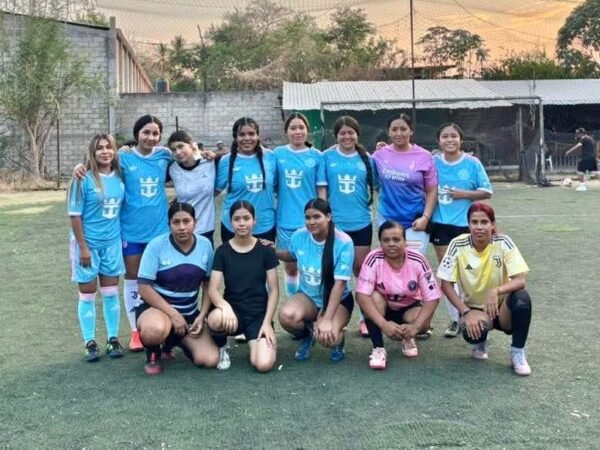Fernando Ocampo impulsa torneo de fútbol femenil en Tuzantla
