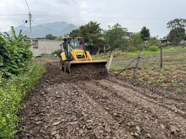 David López Flores rehabilita caminos en ruta El Tambor-El Pedregal