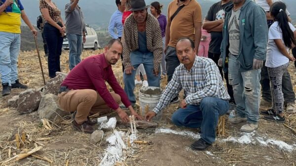 David López Flores entrega línea de agua en comunidad El Aguacate