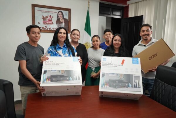 Norma Yañez realiza entrega de equipamiento tecnológico y de oficina en Jungapeo