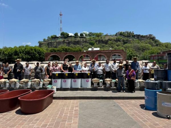 Fernando Ocampo entrega tinacos, lavadoras y paquetes de baño a familias de Tuzantla