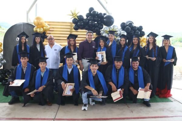 Pablo Varona asiste a graduación del Colegio de Bachilleres Plantel Paso de Nuñez en Huetamo
