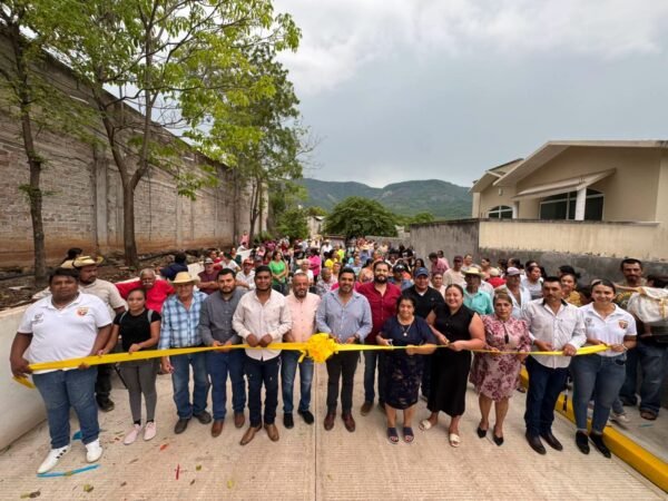 Fernando Ocampo inaugura calle en El Olivo y entrega apoyos al campo en Tuzantla