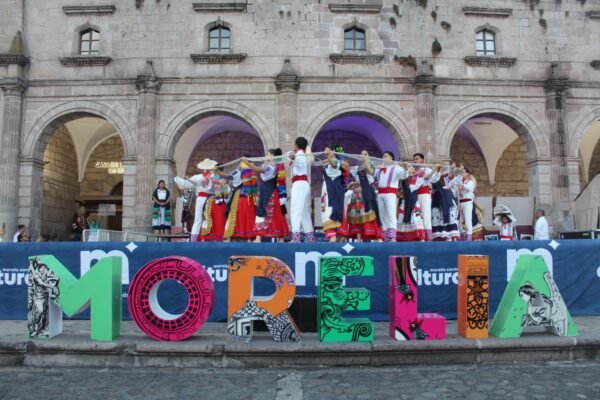 Plaza Valladolid se llena de música y danza con espectáculo por aniversario de Morelia