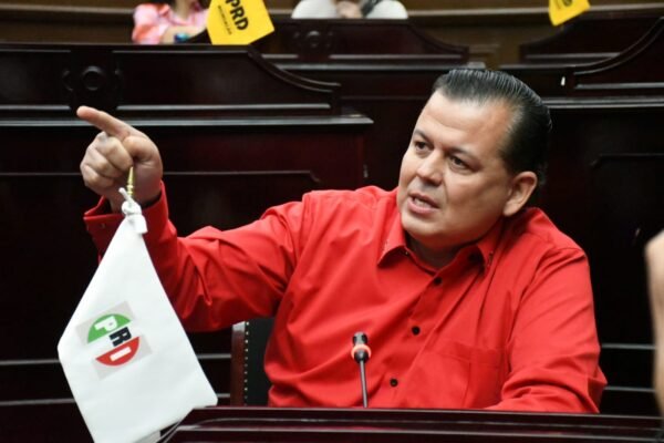 Memo Valencia acusa acarreo y derroche en movilizaciones de Morena