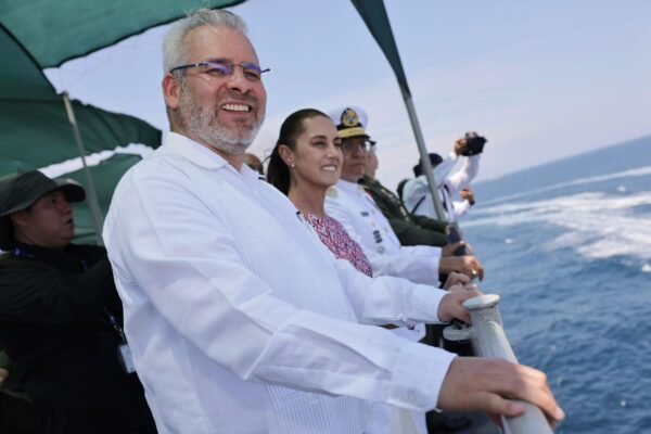 Alfredo Ramírez Bedolla y Claudia Sheinbaum honran a la Marina Armada en Lázaro Cárdenas