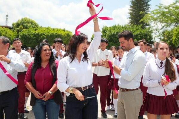 Gabriela Molina entrega becas e inaugura obras para 18 mil estudiantes en Sahuayo