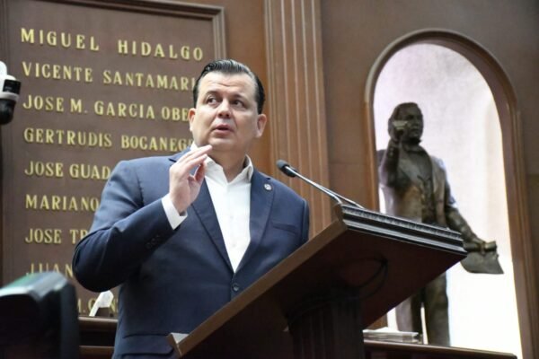 Memo Valencia propone castigar desplazamiento forzado como delito en Michoacán