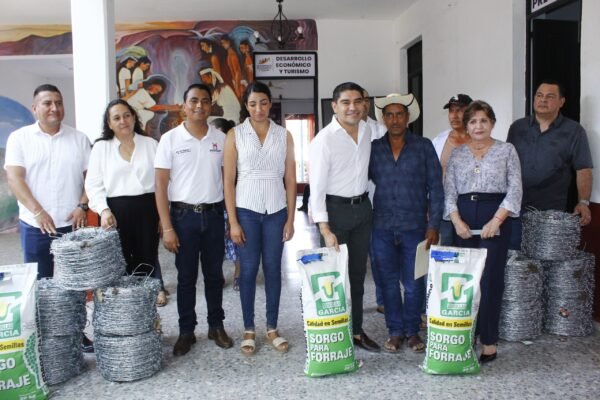 Pablo Varona entrega insumos a productores y ganaderos de Huetamo ante sequía