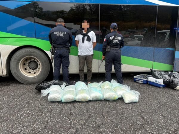 Guardianes del Camino aseguran más de 27 kg de mariguana en autobús en Autopista Siglo XXI