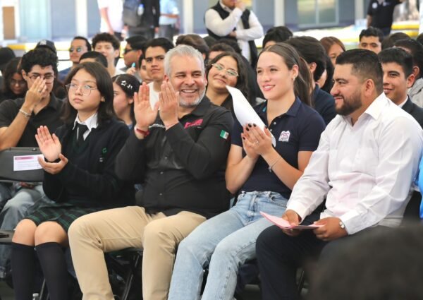 Alfredo Ramírez firma iniciativa para garantizar datos gratis a estudiantes de prepa y universidad