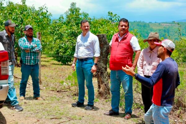 Yankel Benítez supervisa caminos rurales en tenencia de Atécuaro
