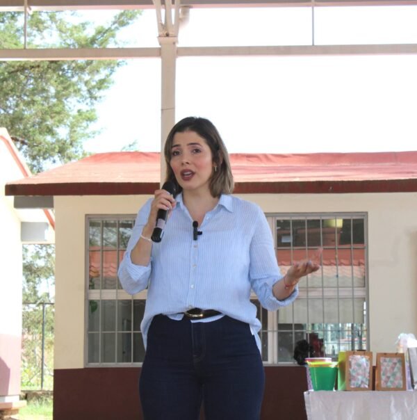 Brissa Arroyo visita escuela sustentable en Santiago Undameo y reconoce su labor