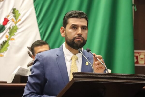 Octavio Ocampo respalda elevar a rango constitucional garantía de internet para estudiantes
