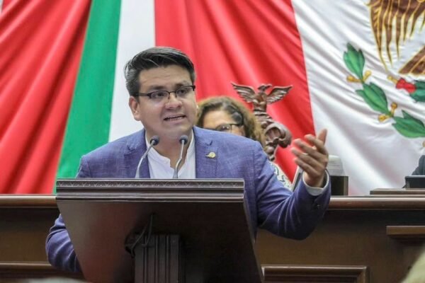 Toño Carreño reconoce a comunicadores en Día de la Libertad de Expresión