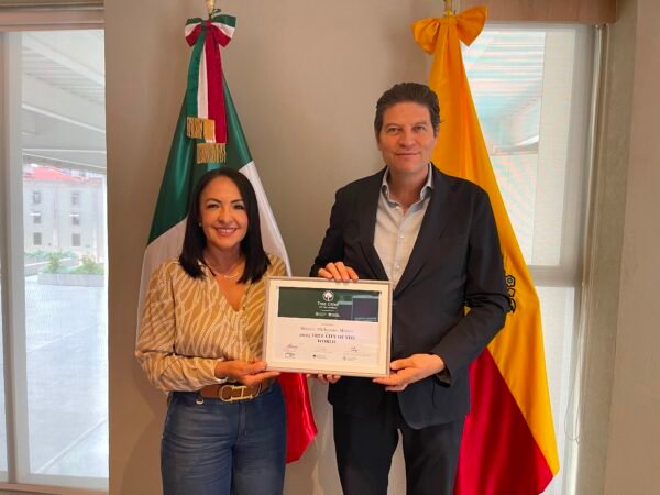 Alfonso Martínez recibe reconocimiento que distingue a Morelia como Ciudad Árbol