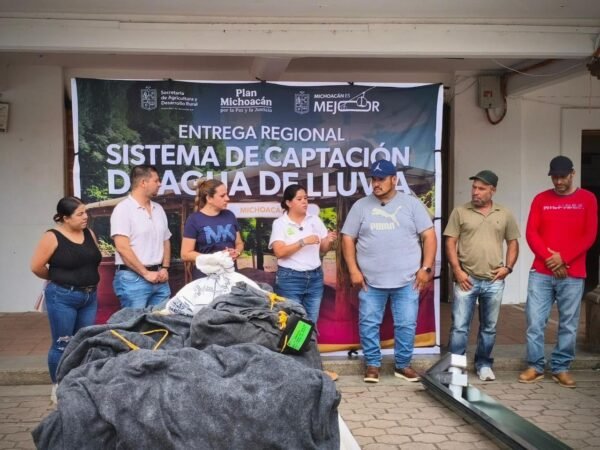 Sader entrega sistemas de captación de agua en cuatro comunidades de Coalcomán