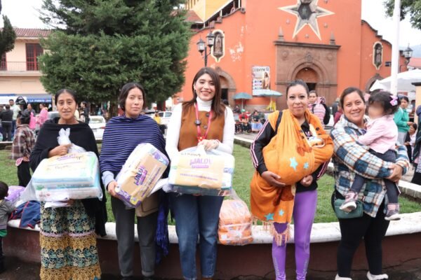 Seimujer entrega 24 mil pañales a 300 mujeres en Paracho con caravana Jalo por las Mamás