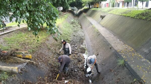 Gobierno de Morelia realiza limpieza preventiva en canal Fray Antonio de San Miguel