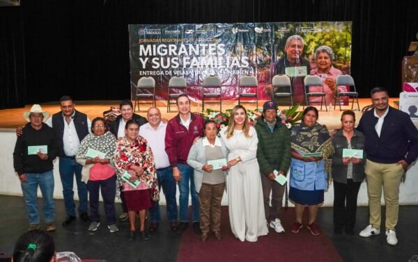 Semigrante entrega visa a mujer que reencontrará a sus hijos en EU tras 40 años