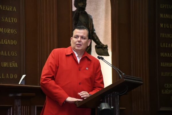 Memo Valencia reconoce paternidades responsables en el Día del Padre en Michoacán