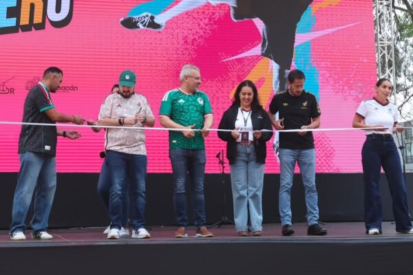 Alfredo Ramírez inaugura Jalo Futbolero en Morelia con pantalla gigante para Mundial