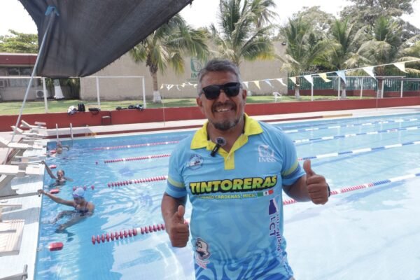 Federico Pérez Bello impulsa natación en IMSS Lázaro Cárdenas por más de 40 años