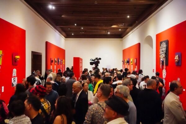 Semigrante respalda exposición de máscaras en Chicago para fortalecer identidad migrante