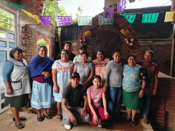 Casart impulsa alfarería en Patamban con construcción de horno libre de humo