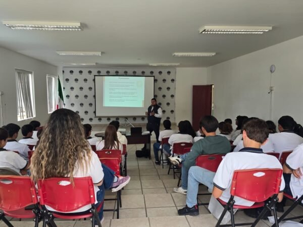 Carlos Torres Piña acerca ciberseguridad a estudiantes en Morelia