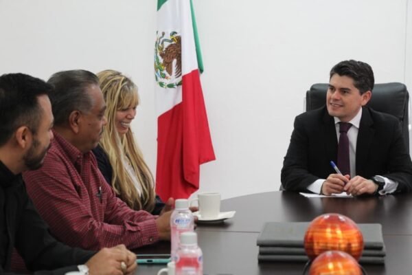 Antonio Ixtláhuac firma convenio con ARAUCO para reforestación en Zitácuaro