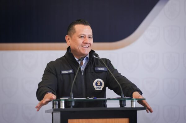 Carlos Torres solicita licencia en FGE; Israel Vega asume el despacho