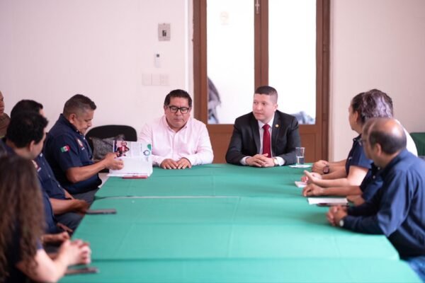 Vicente Gómez atiende a docentes de educación superior en Pátzcuaro