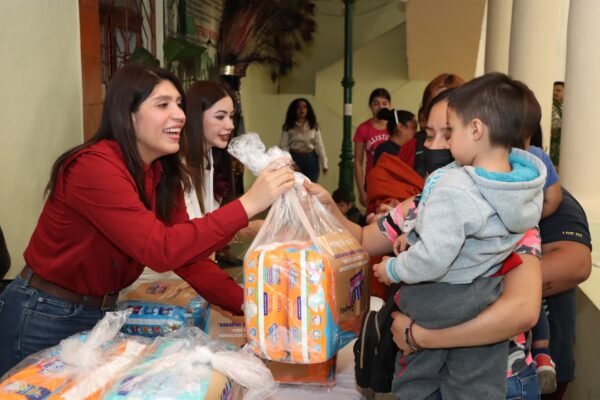Seimujer entrega 13 mil 600 pañales a mujeres en caravana Jalo por las Mamás