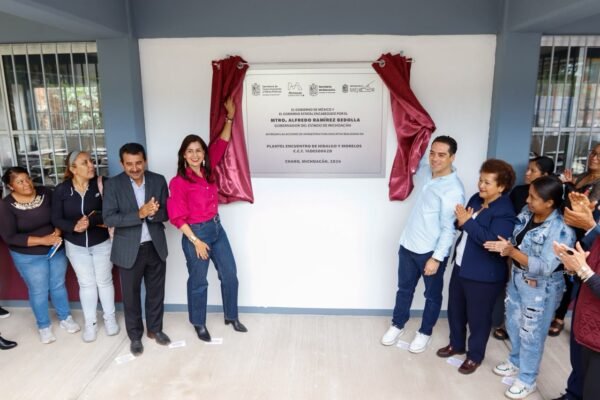 Gabriela Molina entrega nuevas aulas en Charo con inversión de 18 mdp
