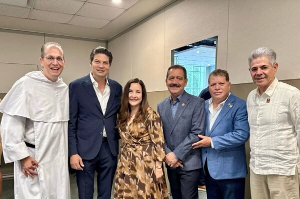 Alfonso Martínez sostiene gira de trabajo con migrantes en Chicago