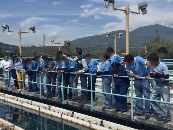 Adolfo Torres recibe a estudiantes del Cobaem en planta potabilizadora de Morelia