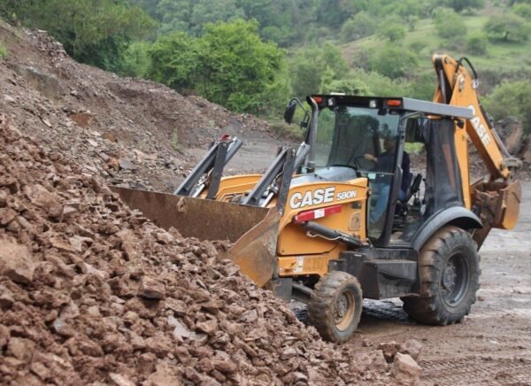 Gobierno de Morelia rehabilita caminos rurales en Atécuaro y Santiago Undameo
