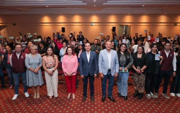 Semigrante entrega pasaportes y visas a migrantes michoacanos en Reencuentro Familiar