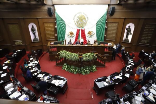 Congreso aprueba licencia de 45 días a Carlos Torres Piña como Fiscal de Michoacán