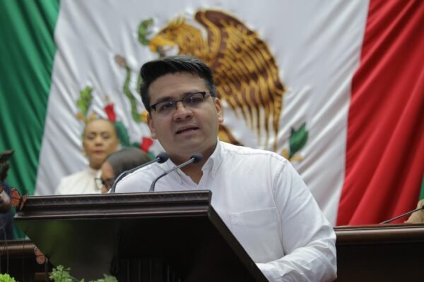 Toño Carreño vota en contra de licencia del fiscal de Michoacán