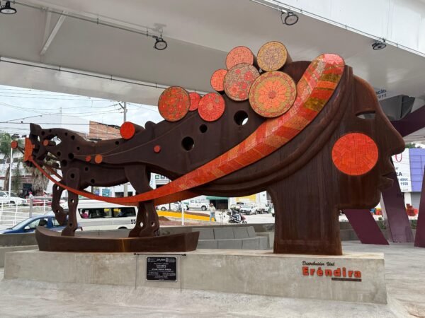 Paso Eréndira integra escultura monumental de Mizraim Cárdenas en su bajopuente