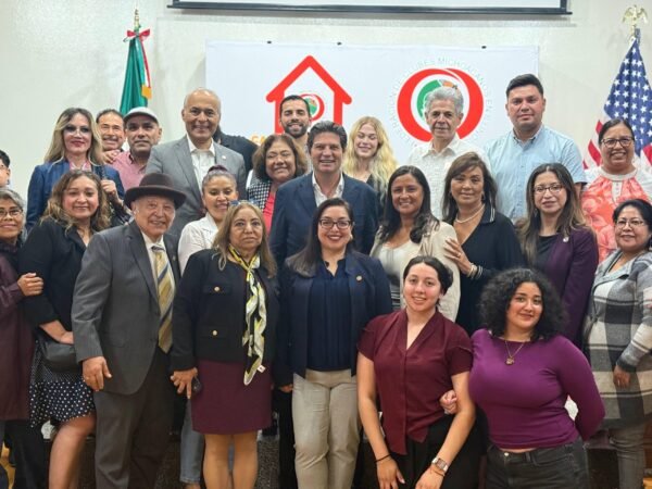 Alfonso Martínez se reúne con gobernador de Illinois en gira por Chicago
