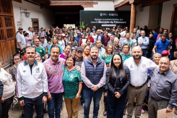 Gobierno de Michoacán entrega apoyos de casi 7 mdp a comerciantes del Mercado de Pátzcuaro