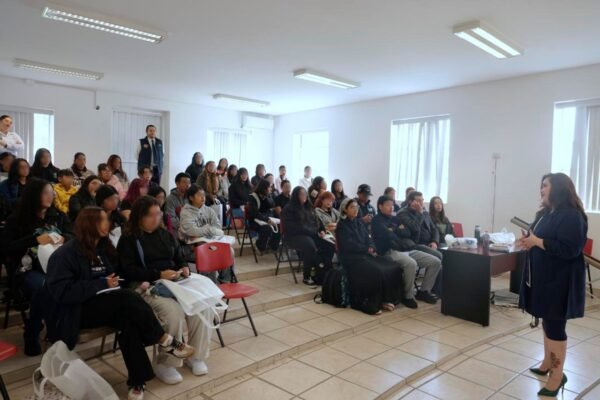 FGE vincula a estudiantes de Trabajo Social de la UMSNH con áreas especializadas