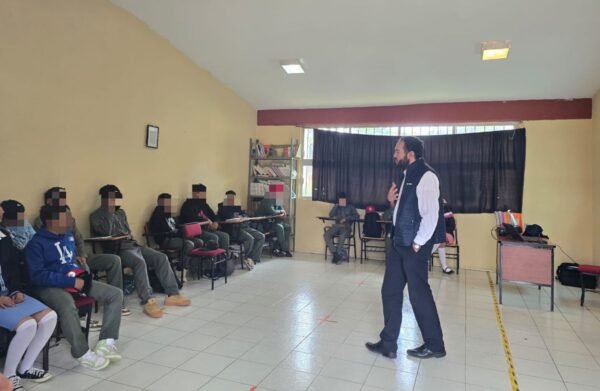 FGE imparte plática sobre riesgos digitales en telesecundaria de Morelia