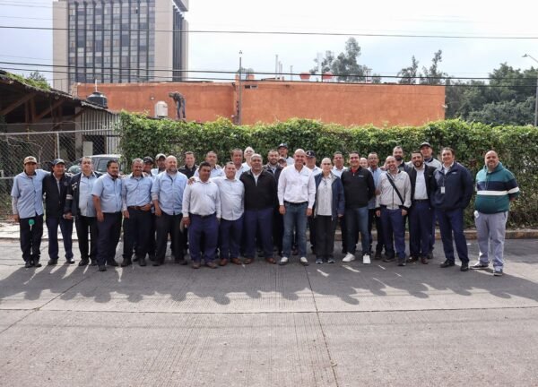 Adolfo Torres reconoce a padres trabajadores del Ooapas en el Día del Padre
