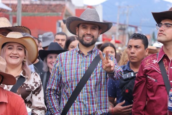 Octavio Ocampo destaca el pífano como expresión de la grandeza de Michoacán en Purépero