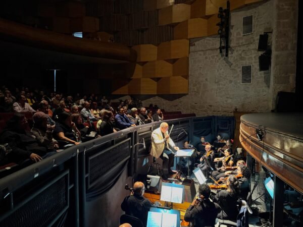 Osidem presenta última función de ópera Don Pasquale con estética de Cine de Oro