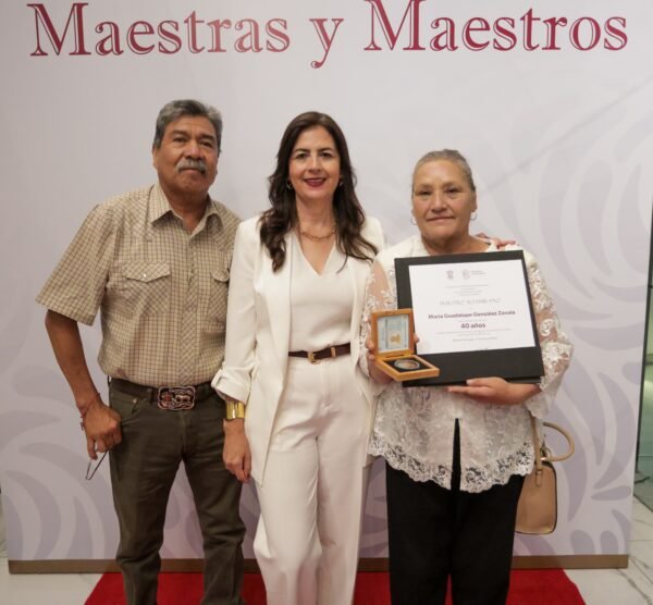 Gabriela Molina entrega más de 600 medallas a maestros por trayectoria en Michoacán